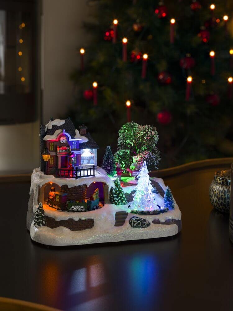 Leuchtfiguren von Konstsmide - LED Universum - Szenerie Bahnhof mit Kristallweihnachtsbaum mit Animation und 8 klassischen Weihnachtsliedern - wählbare Energieversorgung - 9 bunte Dioden - 4 5V Innentrafo batteriebetrieben - Innen - transparentes Kabel