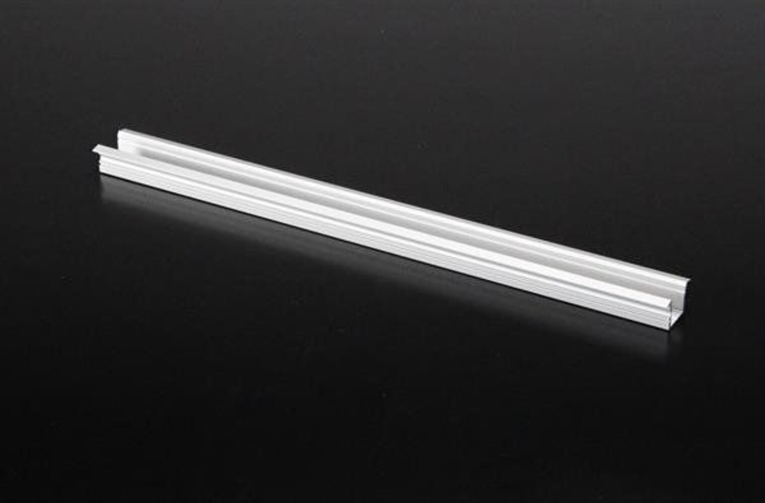 Hochqualitatives LED-Profil in Silber matt mit naturbelassener Oberfläche von Deko-Light