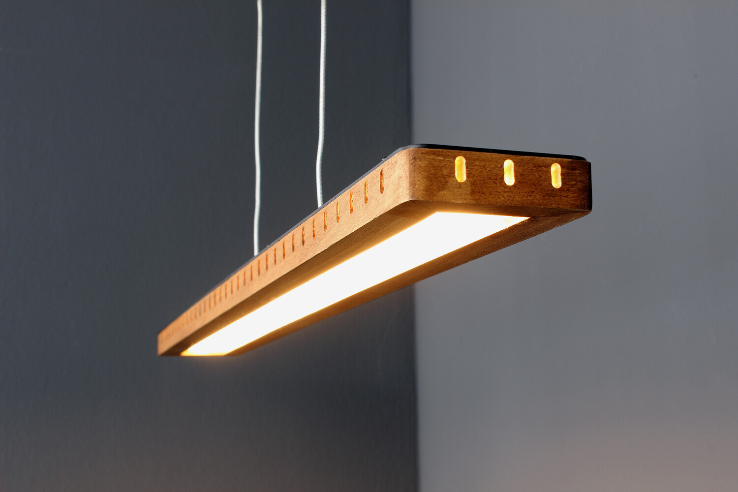 Hochwertige ECO-LIGHT LED Pendelleuchte mit Holzelementen