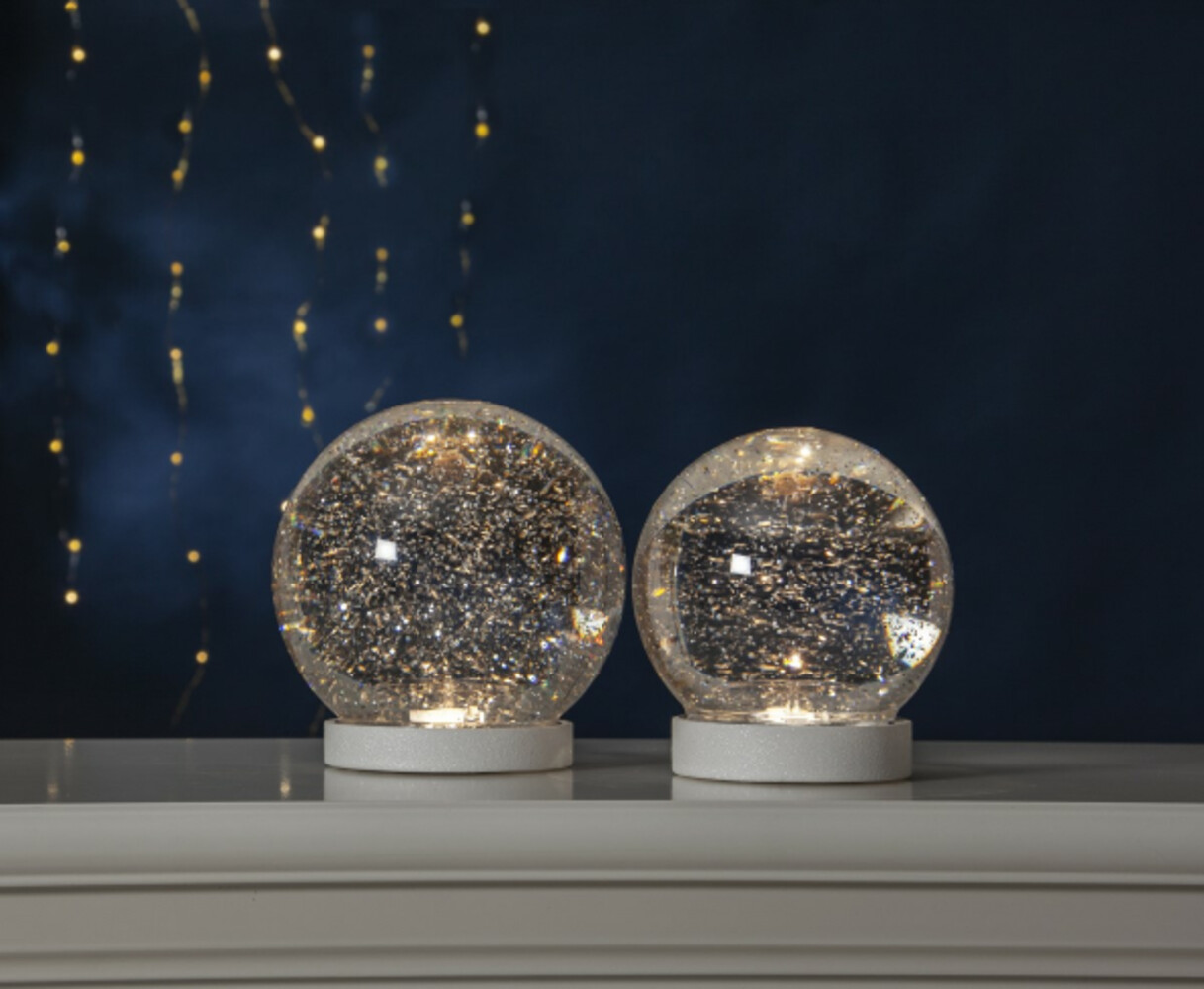 Betrachtenswerte transparente LED-Schneekugel mit effektvollem Glitzer von Star Trading