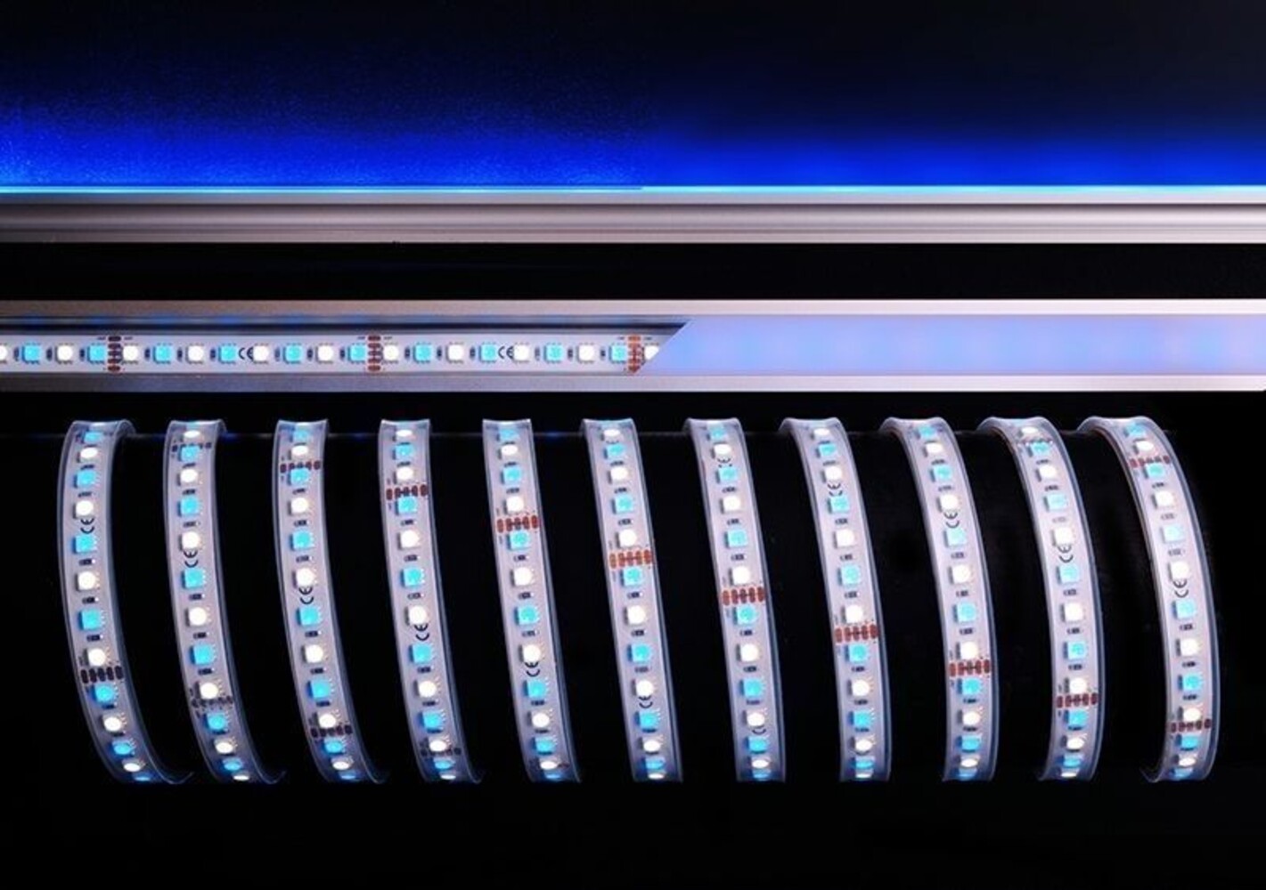 Hochwertiger flexibler LED Streifen von Deko-Light in leuchtendem RGB 6200K