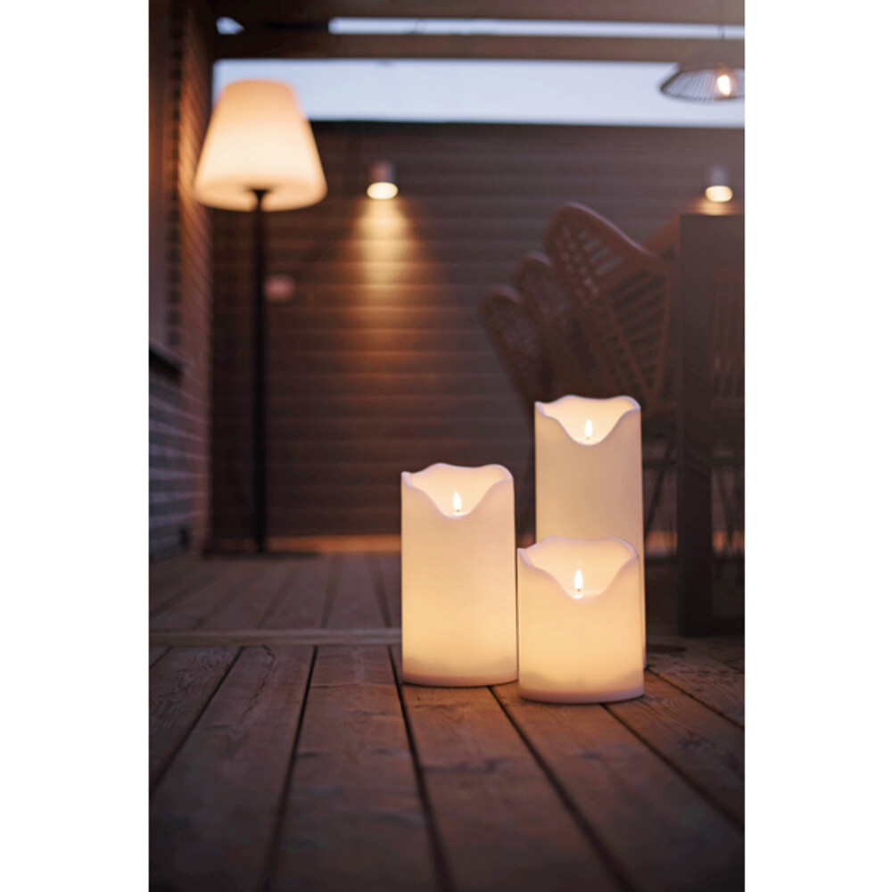 Weiße LED Kerze mit beweglicher Flamme von Star Trading für den Outdoor-Einsatz