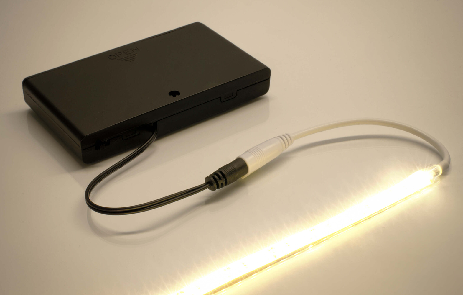 Kaltweißer, batteriebetriebener LED-Streifen von LED Universum, optimal für stimmungsvolle Beleuchtung