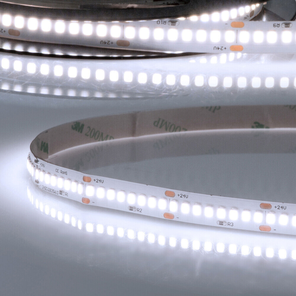 Hochleuchtendes ISOLED Flexband in kaltweiß mit 240 LED pro Meter