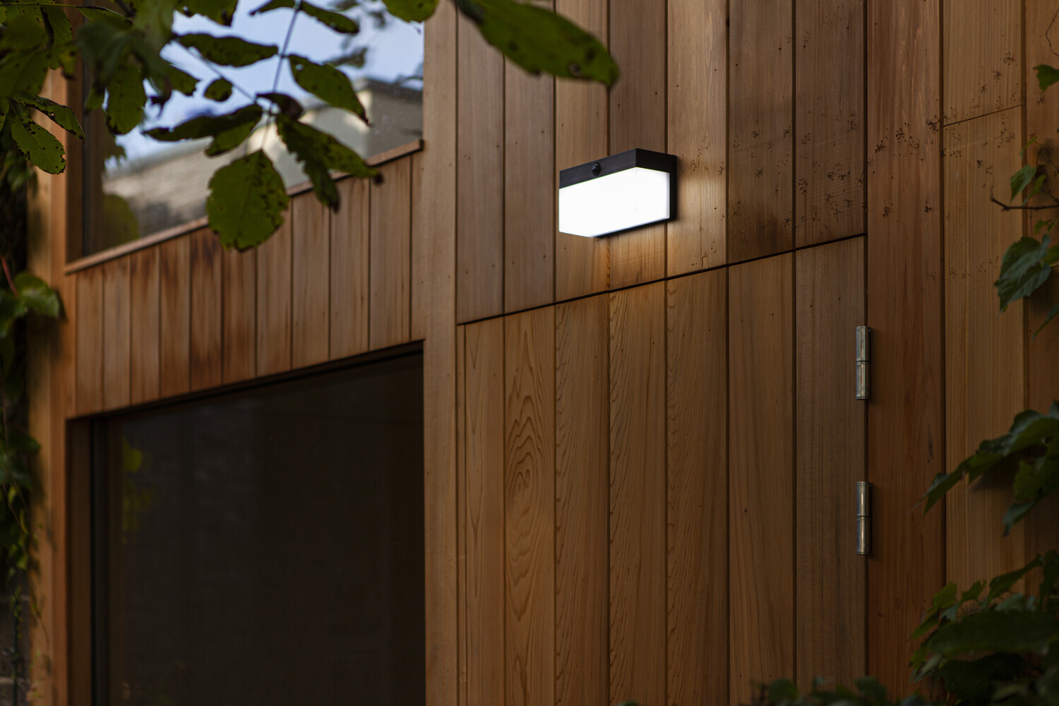 Schicke Außenwandleuchte von ECO-LIGHT mit integrierter LED und Solarfunktion