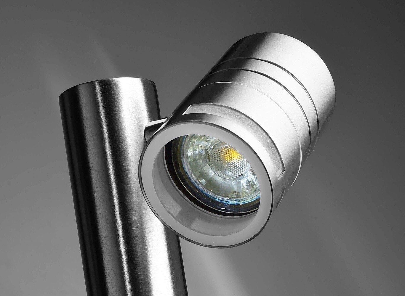Elegante Stehleuchte Zilly II von Deko-Light in glänzendem Silber