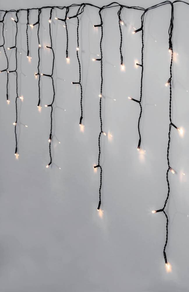 Schwarze, kunststoffverkleidete Lichterketten von Star Trading, die einen spektakulär schimmernden LED-Vorhang bildet