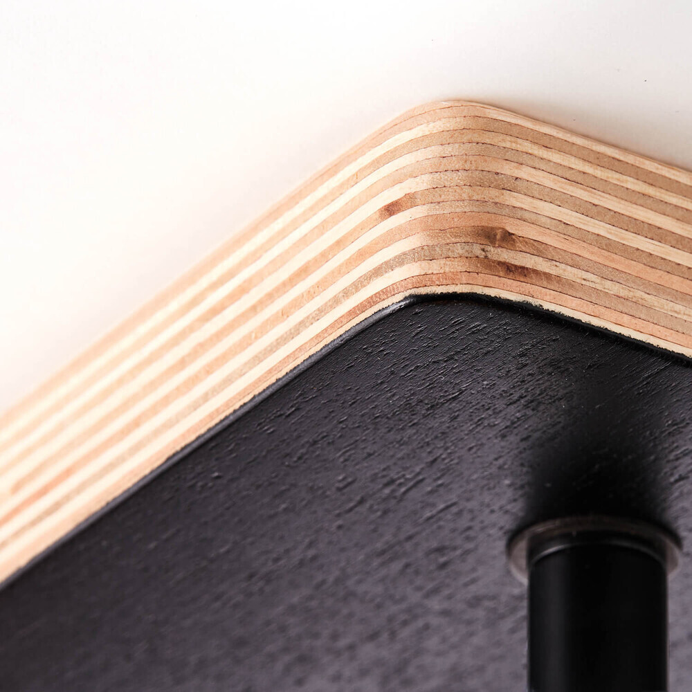 Ästhetischer Deckenstrahler von der Marke Brilliant in Schwarz mit Holz