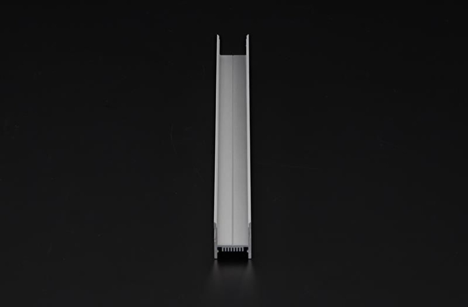 Blick auf ein erstklassiges silber matt eloxiertes LED Profil von der Marke Deko-Light, ideal für 20-21,3 mm LED-Streifen