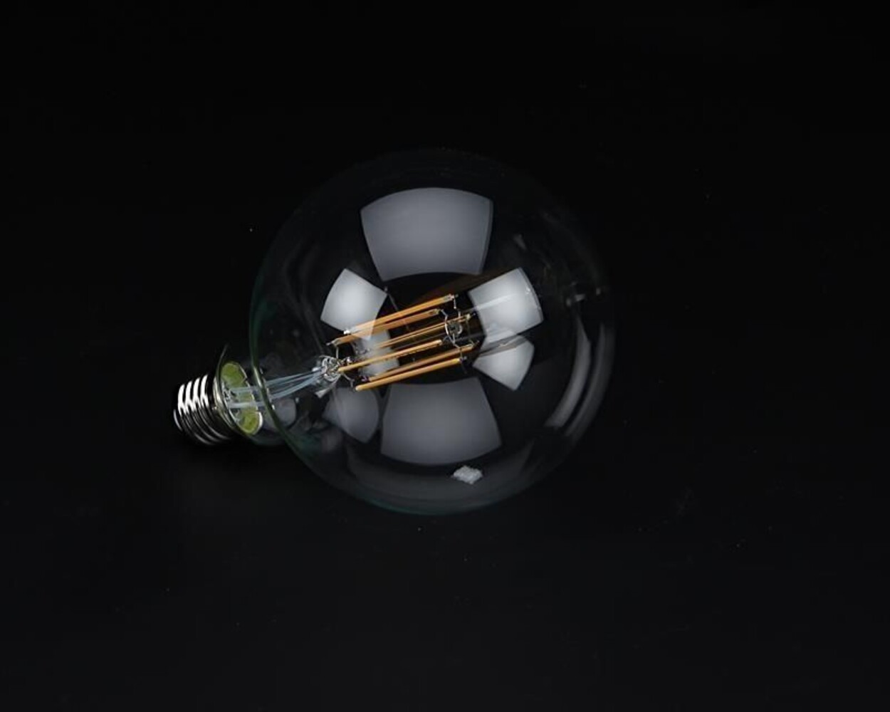 Filament Leuchtmittel von Deko-Light mit warmem 2700K Licht und einer E27 Fassung