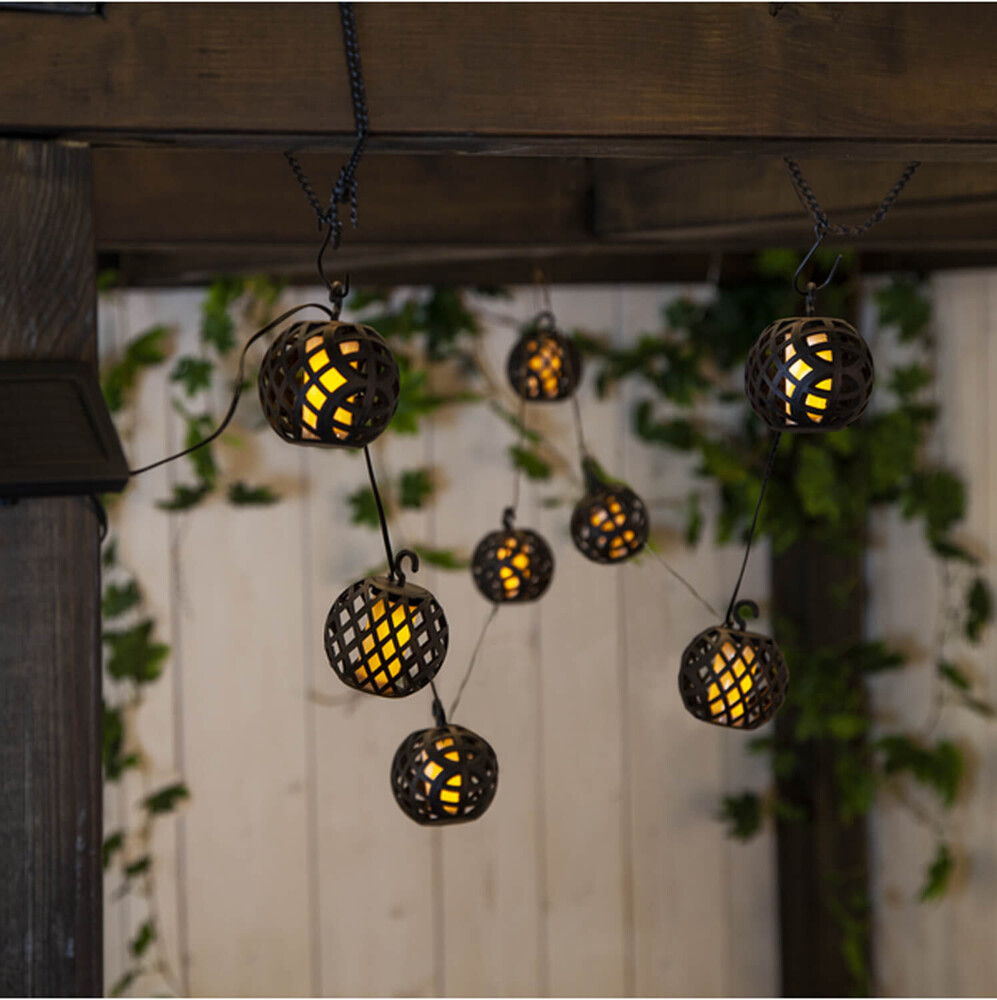 Schöne Lichterkette Flame von Star Trading mit schwarzen Bällen und warmweißen LEDs für den Outdoor-Einsatz