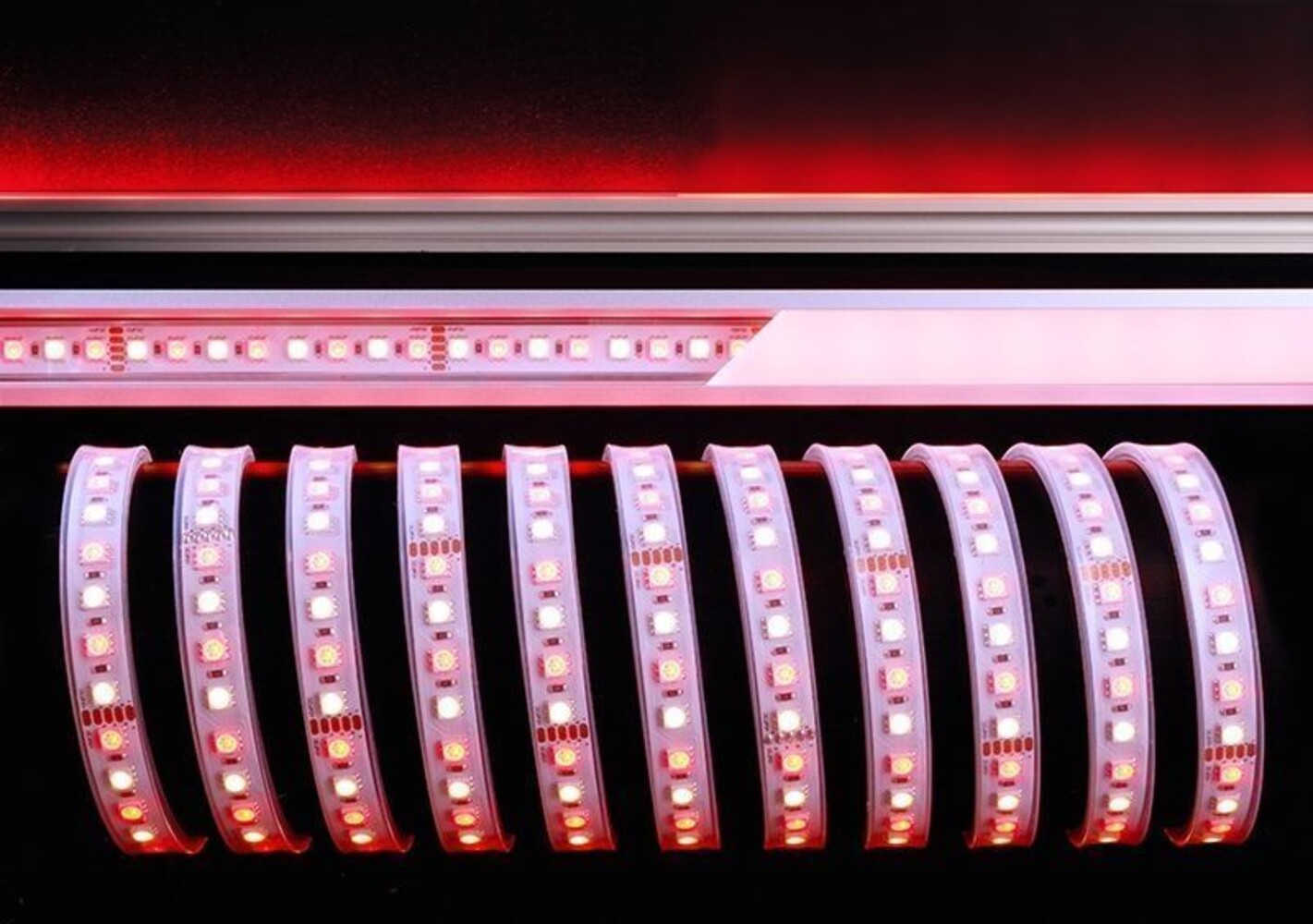 Flexibler, leuchtender LED-Streifen von Deko-Light hervorragend für stimmungsvolle Beleuchtung