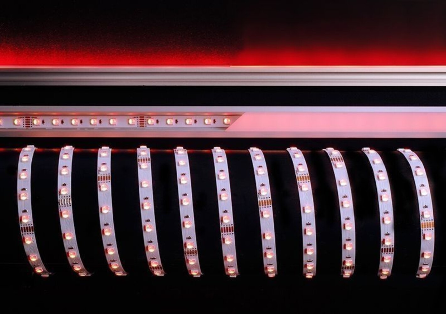 Hochwertiger und flexibler LED Streifen von Deko-Light in leuchtendem RGB 3000K