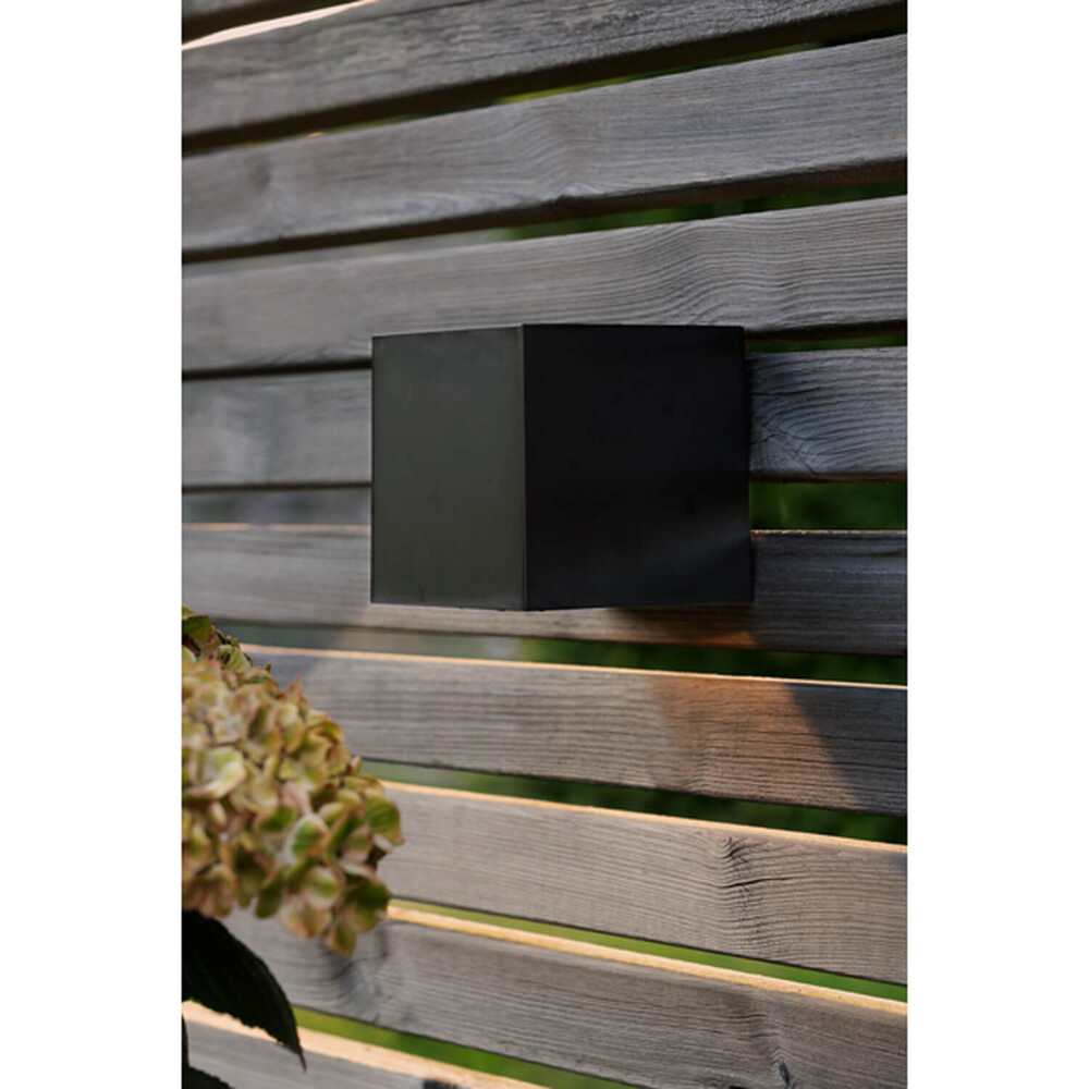 Stilvolle, schwarze Außenwandleuchte Wally Cube von Star Trading mit warmweißer LED-Beleuchtung und integriertem Solarpanel