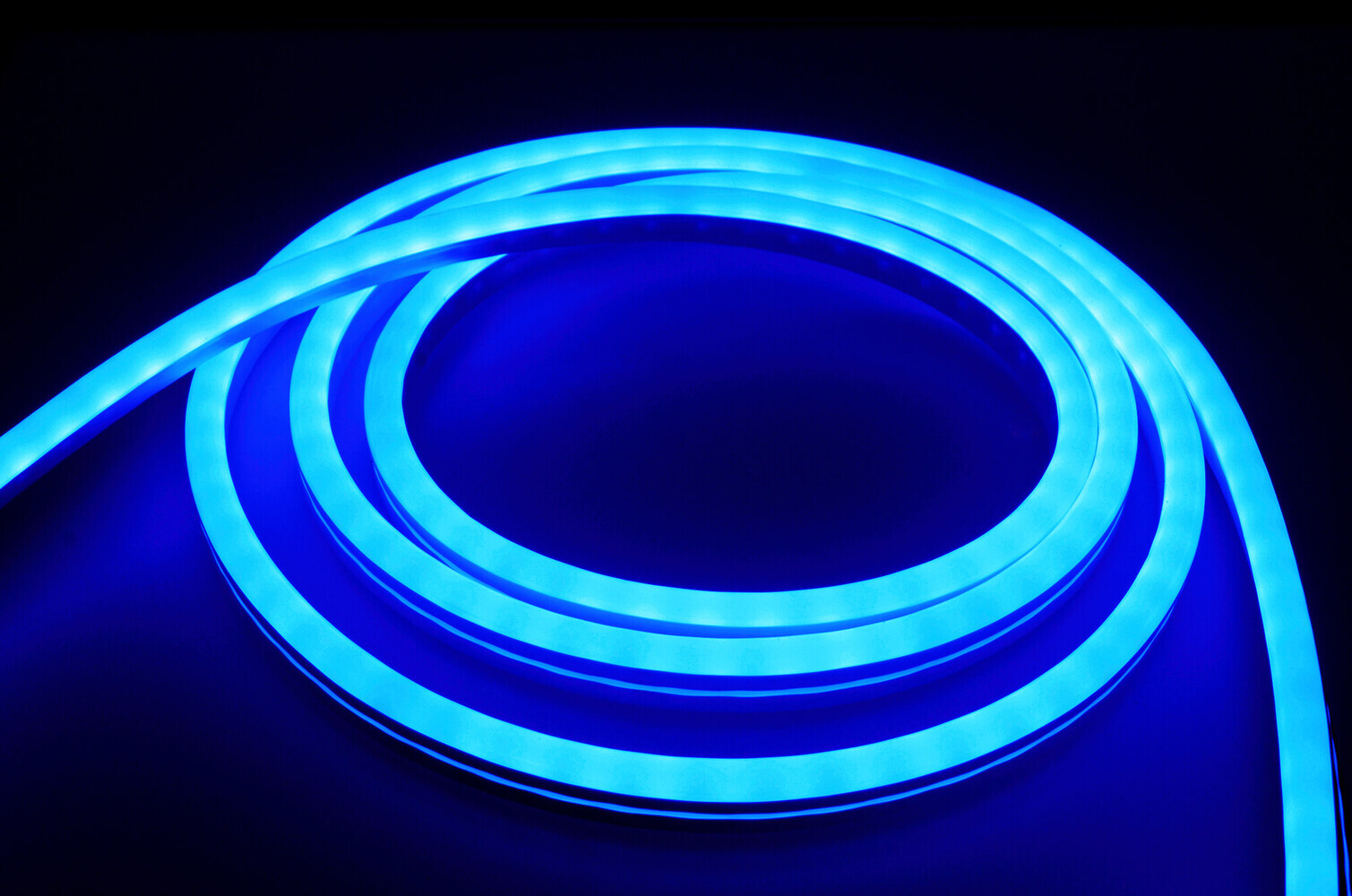 Farbenprächtiger 230V LED NeonFlex Streifen von LED Universum, elegant in IP66 RGB Funk im Professional Design
