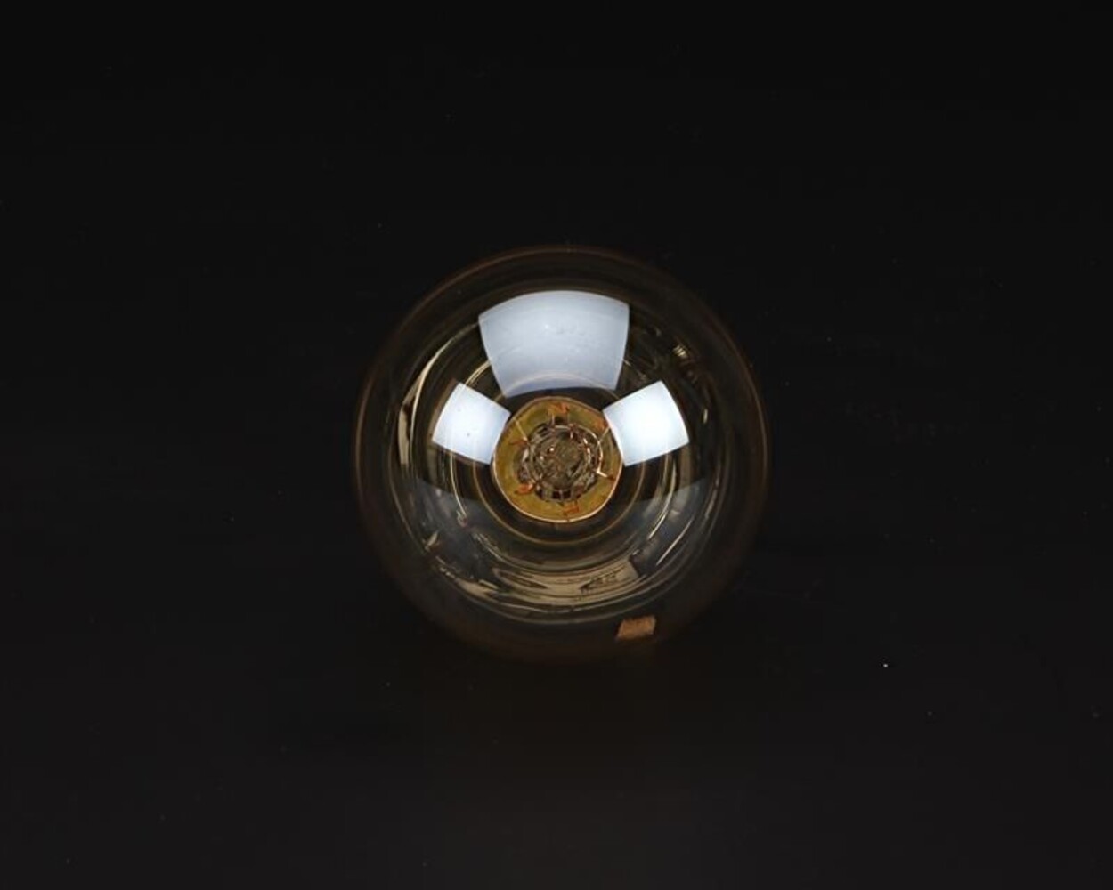 Stilvolles Filament-Leuchtmittel von Deko-Light mit warm-gelben Licht
