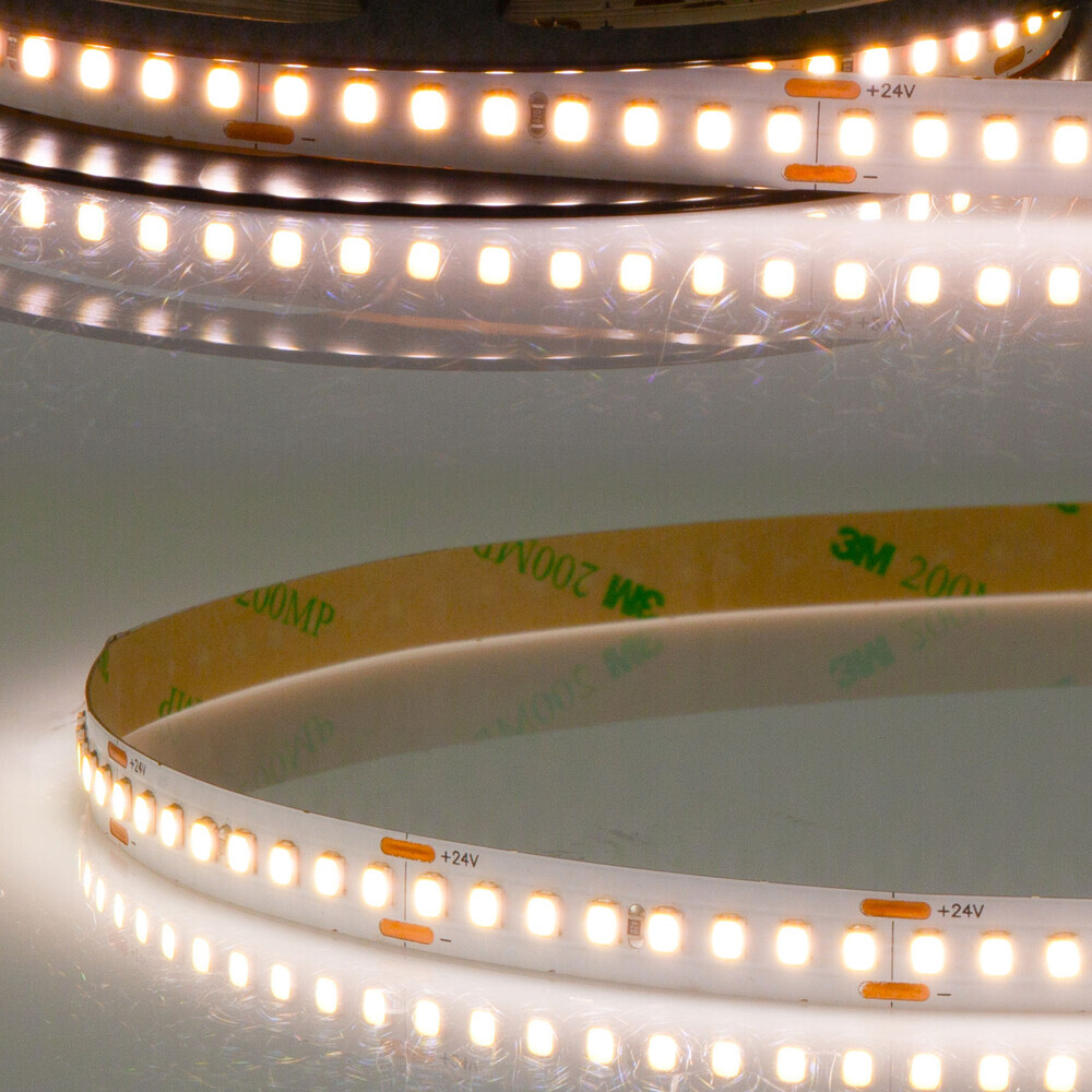 Hochwertiger LED-Streifen von Isoled mit intensiver Helligkeit und warmer Lichtfarbe