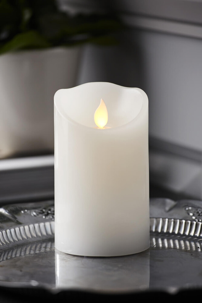 Stimmungsvolle LED-Kerzen von Star Trading in reinem Weiß mit beweglicher Flamme