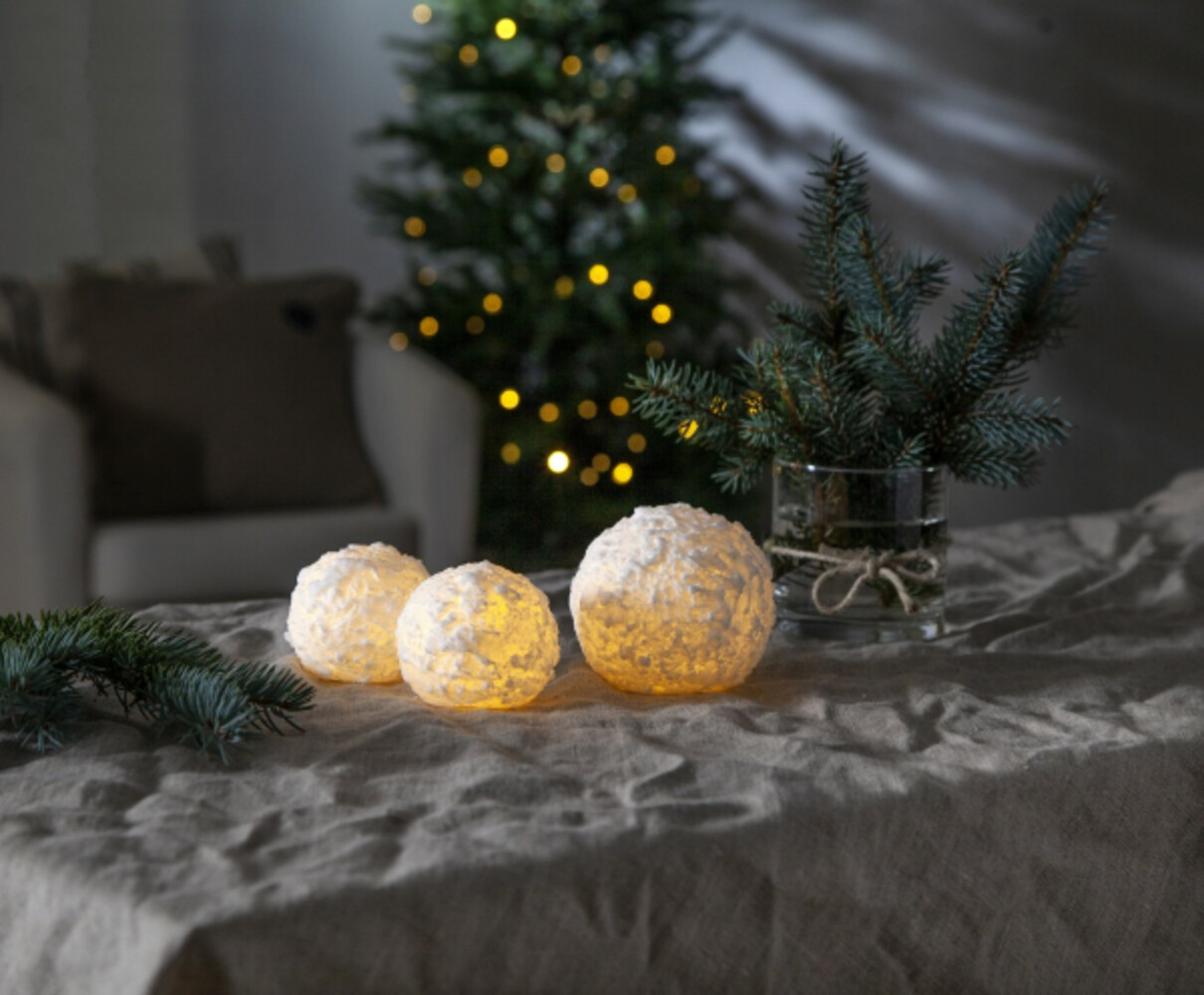 Elegante LED-Kerze in Schneeball-Optik aus Echtwachs, hergestellt von Star Trading