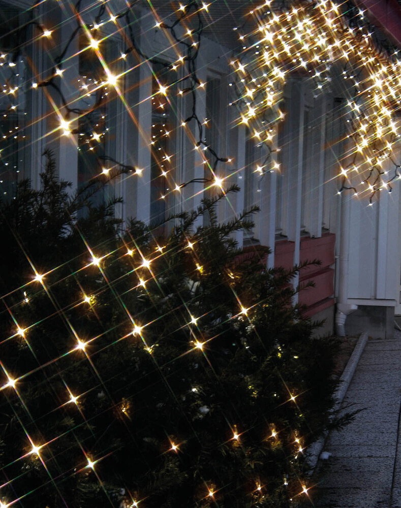 Hübsche warmweiße Lichterkette von Star Trading mit 100 Birnchen, schwarzem Kabel und koppelbar für den Outdoor-Bereich