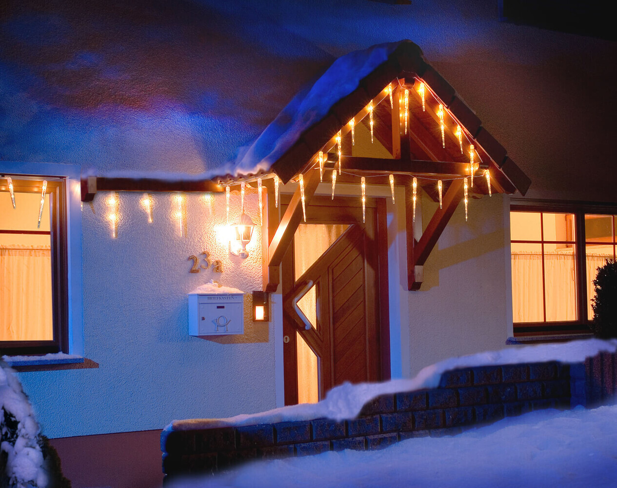 Prachtvolle Konstsmide Lichterketten mit frostigen LED-Eiszapfen und leuchtend kaltweißen Dioden