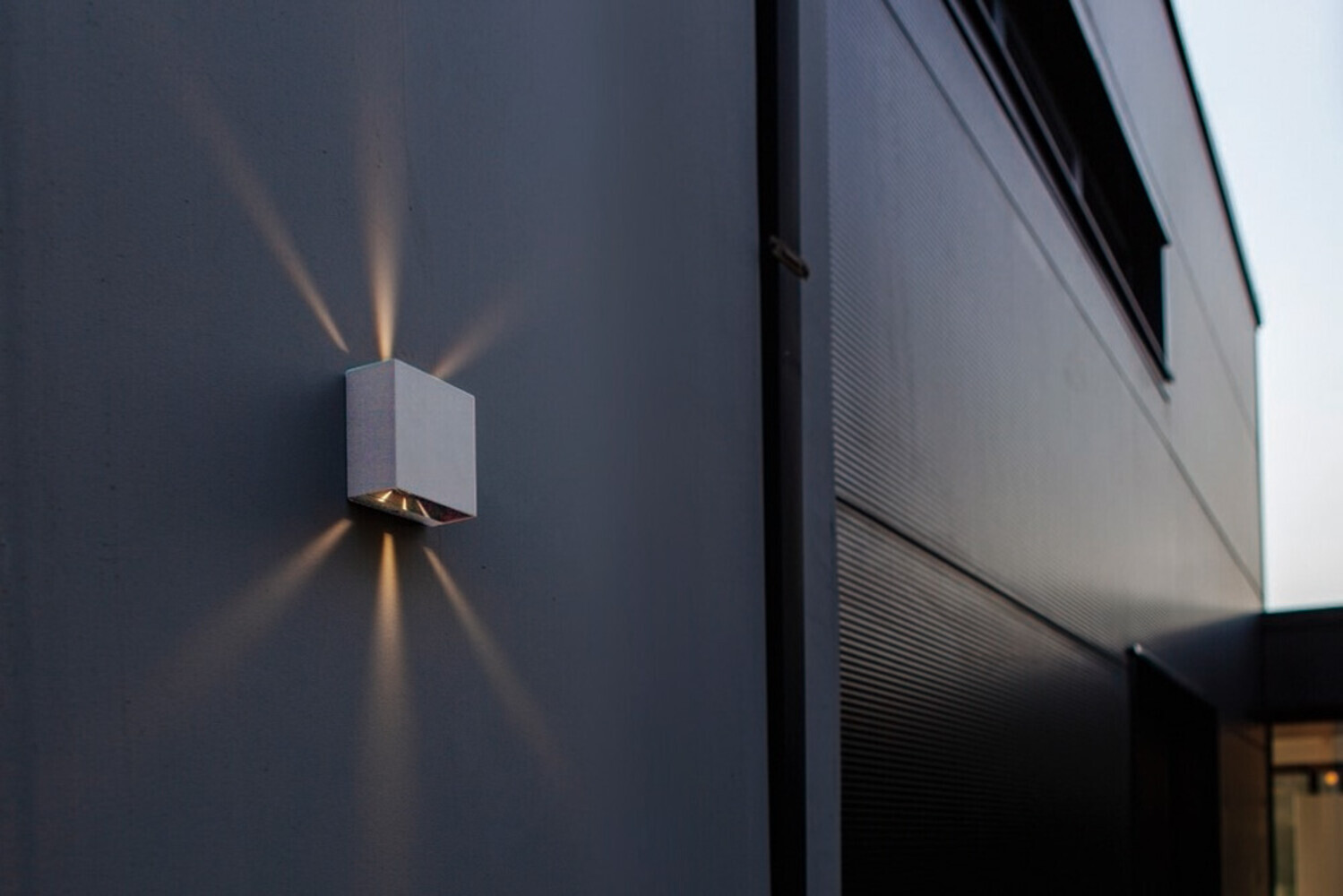 Glänzende ECO-LIGHT Außenwandleuchte GEMINI in matt weißem Aluminium mit einstellbarem Lichtstrahl