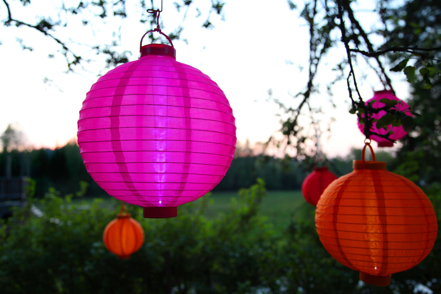 Stimmungsvoller rosa Lampion von Star Trading mit Solarpanel und Akku