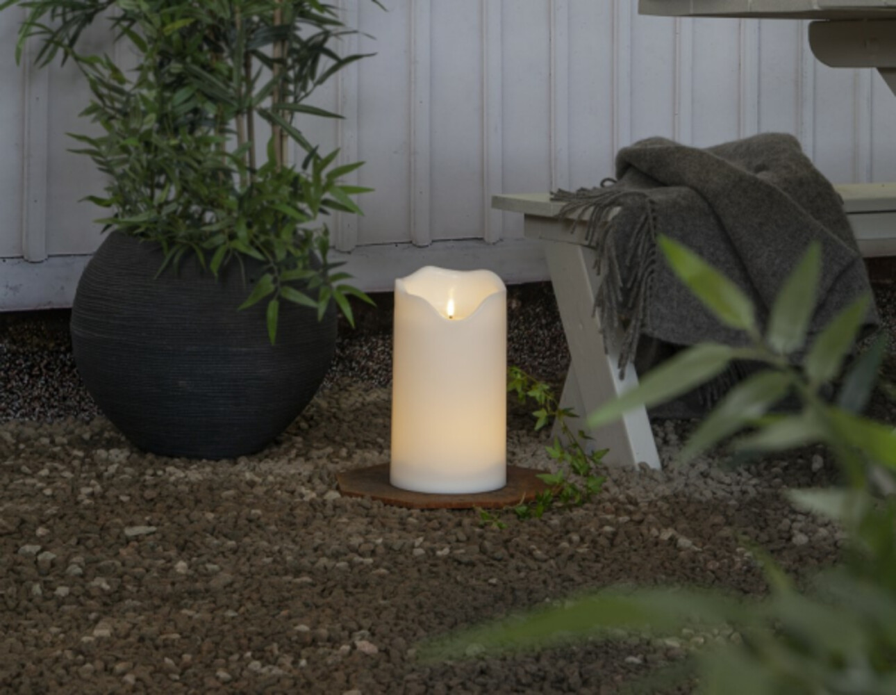 Elegante weiße LED-Kerze mit atmosphärischer beweglicher Flamme von Star Trading