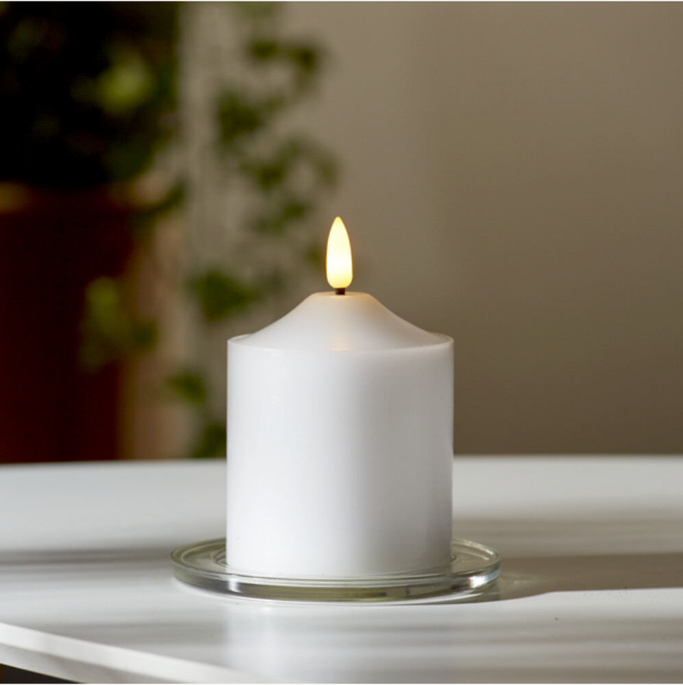 Weiße LED Kerze von Star Trading mit warmem Licht und praktischem Timer