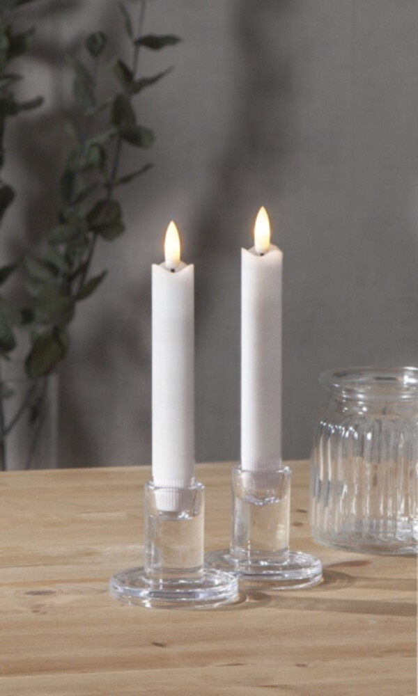 Elegante weiße LED Kerzen im 2er Set von Star Trading mit akzentuierender Flamme und praktischem Batterie Timer