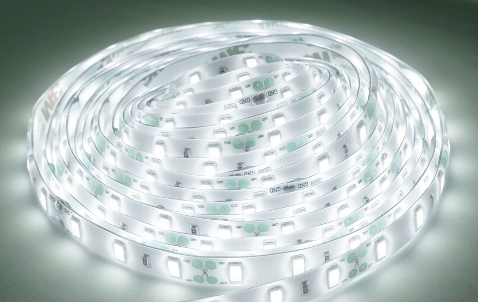 Hochleistungsfähiger LED Streifen von LED Universum in kaltweiß, mit 60 LEDs pro Meter und IP65 Schutzklasse