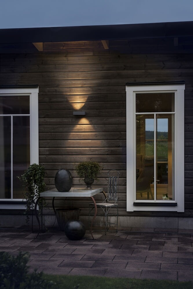 Elegante anthrazitfarbene Außenwandleuchte von Konstsmide mit 2x6W LED und 360 Grad Spotdrehung, wasserdicht nach IP54