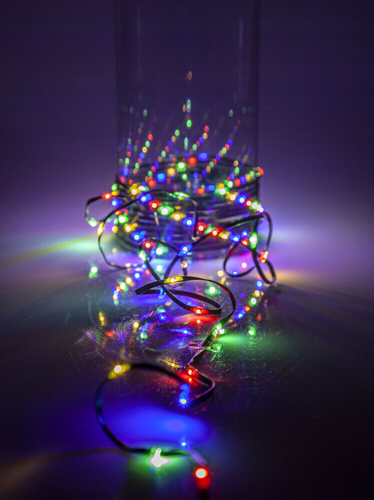 Farbenfrohe LED-Lichterkette von Star Trading mit beeindruckenden 480 multi coloured LEDs