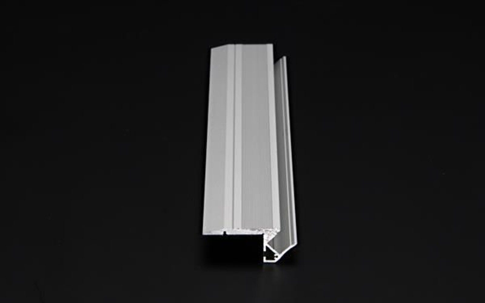 Silbermatt eloxiertes LED Profil von Deko-Light, ideal für Treppenstufen