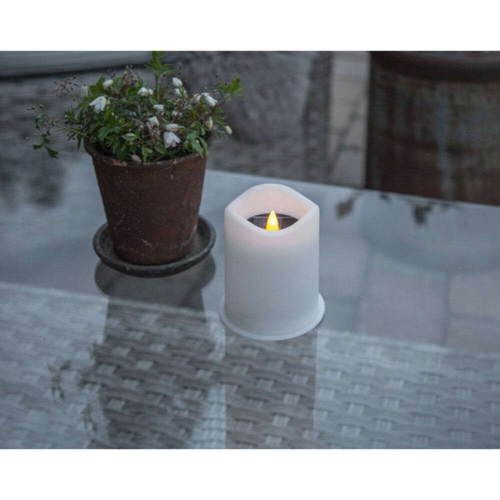 weiße Kunststoff LED-Solar-Kerze von Star Trading mit Dämmerungssensor für den Outdoor-Einsatz