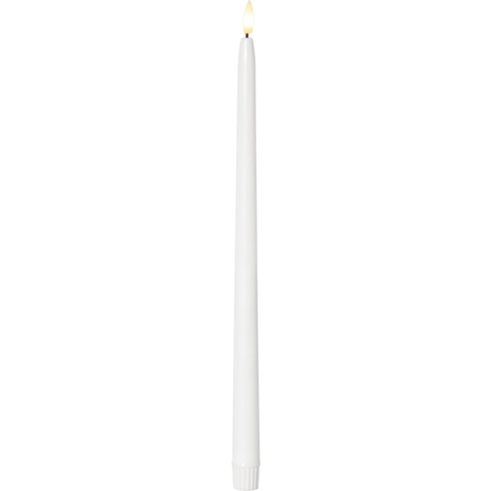Zwei weiß leuchtende LED Kerzen von Star Trading im naturgetreuen Flammendesign