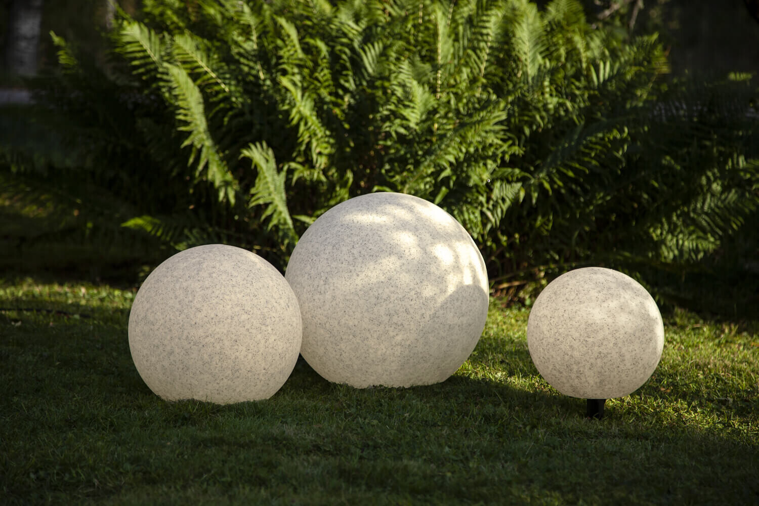 Weiße, große LED Deko-Kugel Stone von Star Trading zur stimmungsvollen Außenbeleuchtung