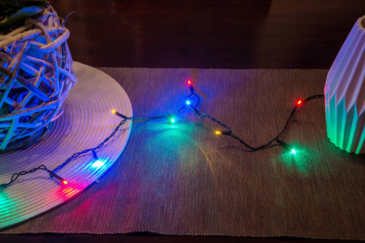 Farbenfrohe Micro LED Lichterkette von Konstsmide mit bunten Dioden und dunkelgrünem Kabel