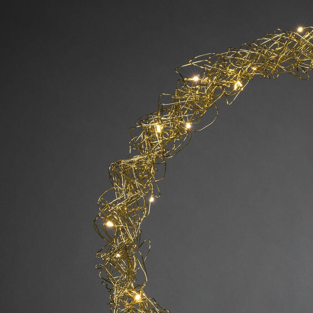 Farbenprächtiger Metallkranz von Konstsmide mit warmweißen LED-Lichtern und transparentem Kabel