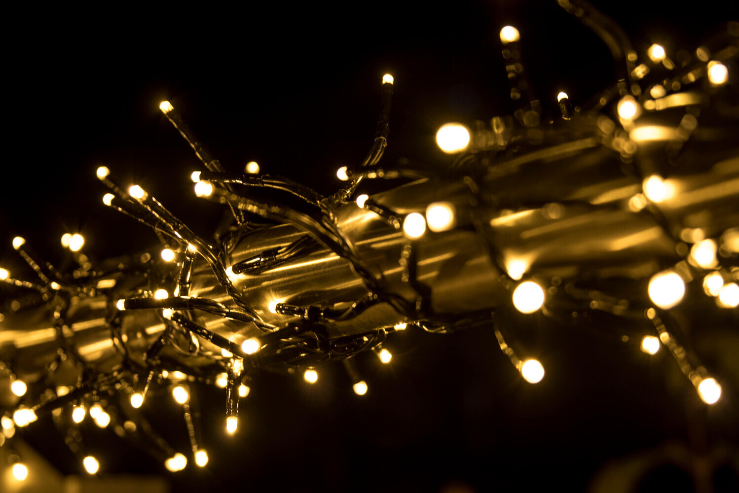 LED Büschellichterkette warmweiß von LED Universum, ca 7m Länge, 480LEDs, 3m Zuleitung. Cluster Lichterkette für innen und außen, spritzwassergeschützt. Stimmungsbeleuchtung für Weihnachten, Feier, Wohnzimmer, Garten, Terasse.