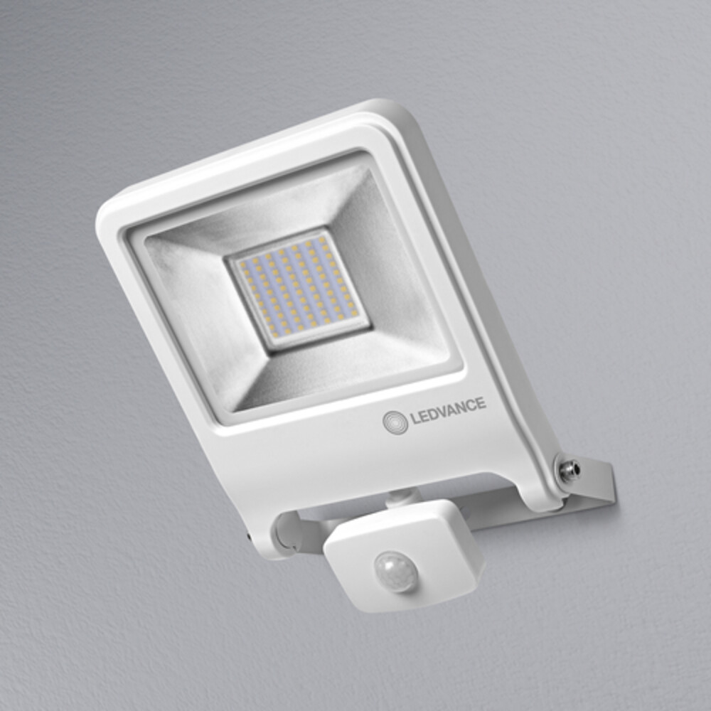 Ansprechender LEDVANCE Außenstrahler mit Sensor und Warmweißer Lichtfarbe