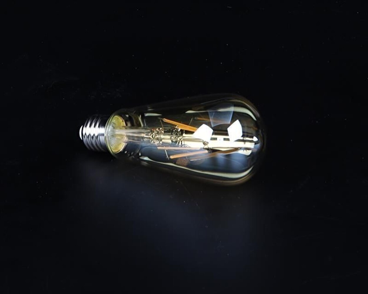 Stilvolles Filament Leuchtmittel von Deko-Light, das ein warmes Licht ausstrahlt