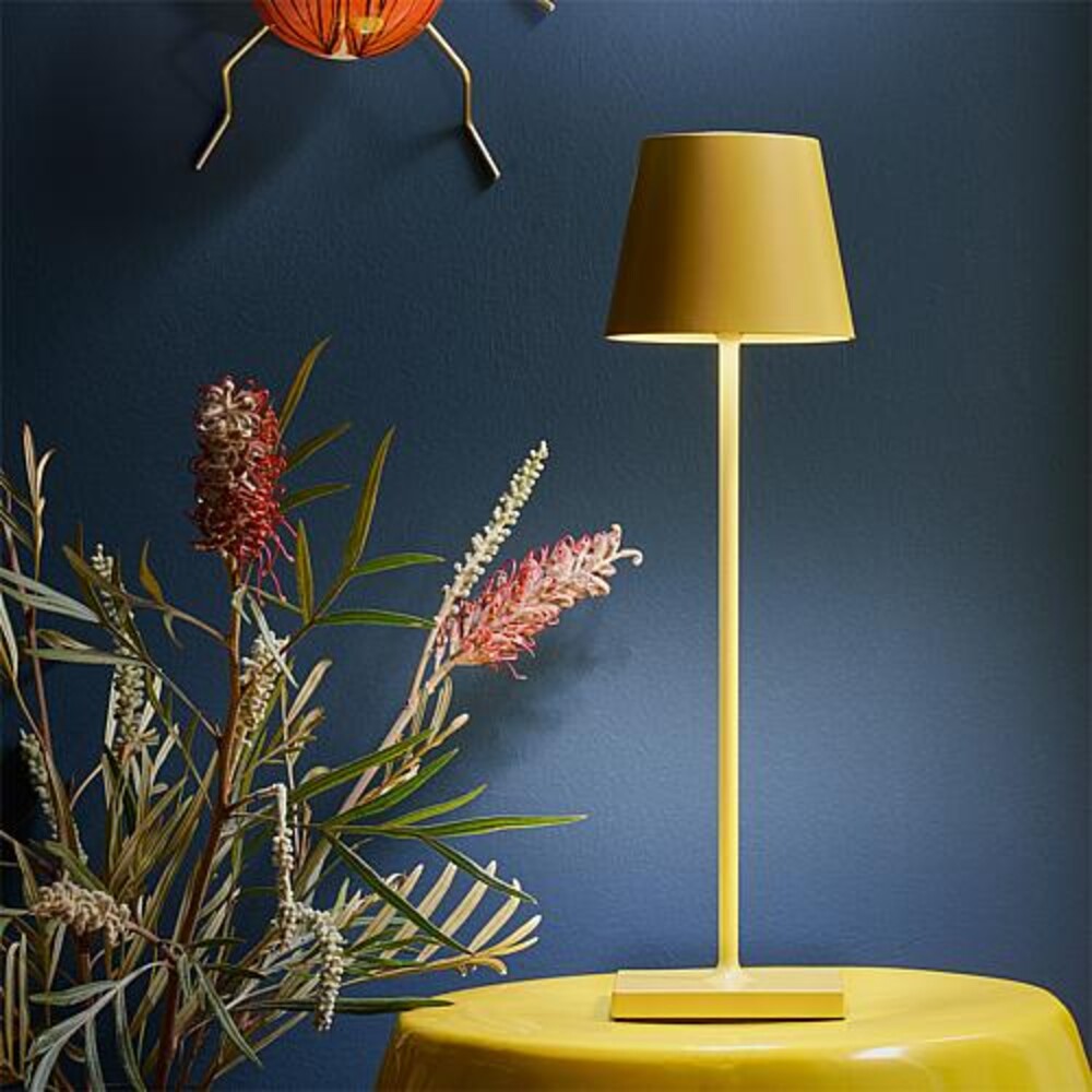 Attraktive gelbe SIGOR LED Akku Tischleuchte Nuindie, ideal für stilvolle Nachtlektüren
