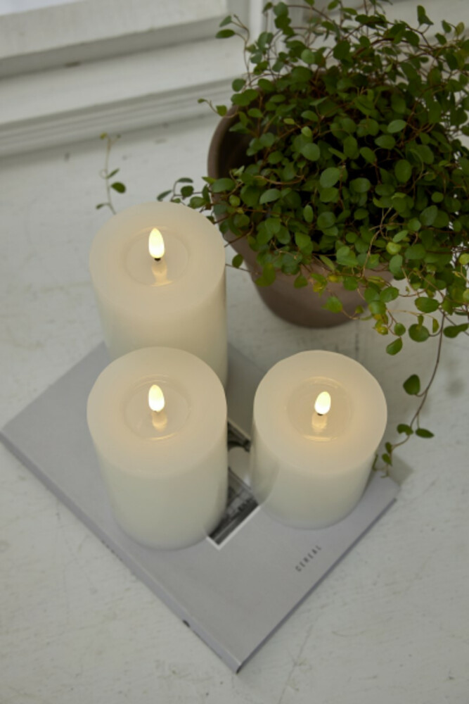 Stilvolle weiße LED Kerze von Star Trading mit beweglicher Flamme und Timerfunktion