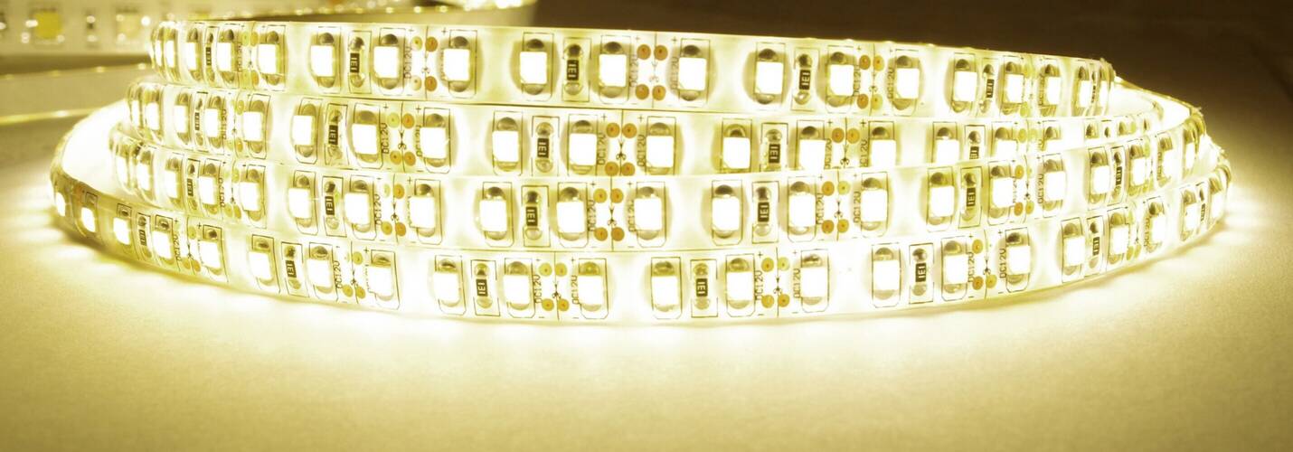 Hochwertiger LED Streifen in warmweiß von LED Universum, perfekt für ein angenehmes Licht in jedem Raum