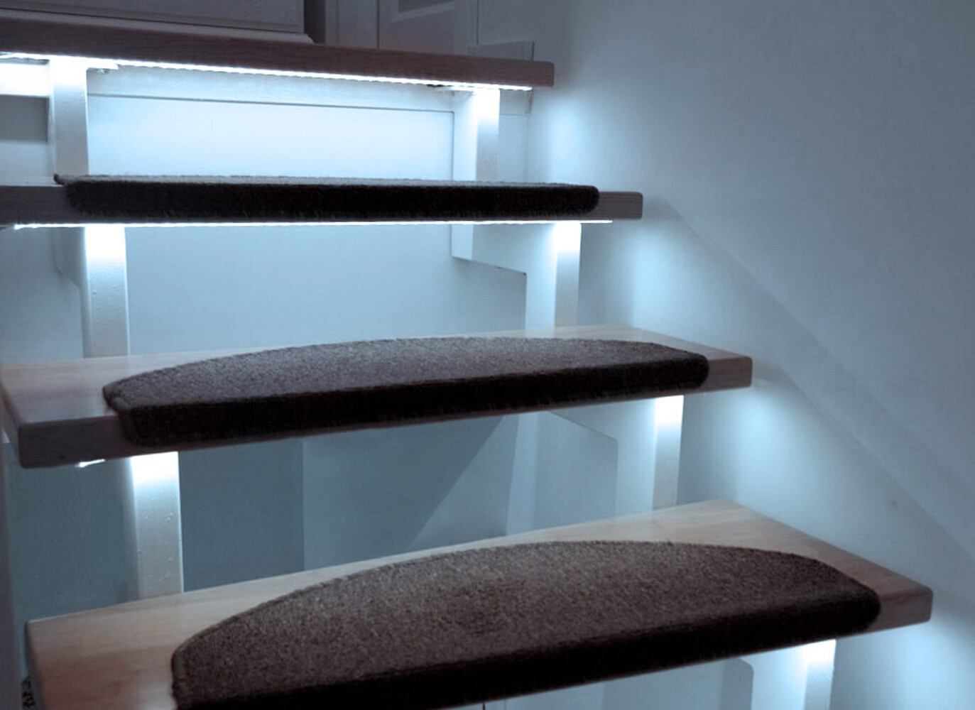 hochwertiger LED Streifen für Treppenbeleuchtung in kaltweiß von LED Universum