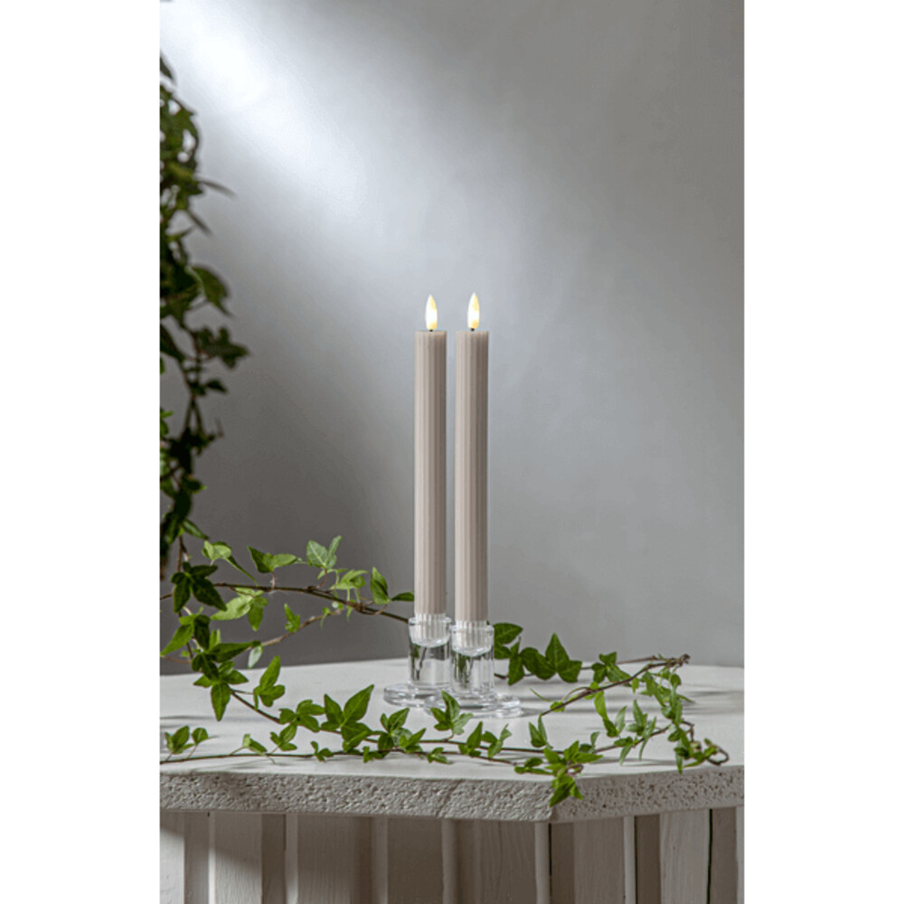 Elegante beige LED Kerzen im 2er Set von Star Trading, hergestellt aus Kunststoff und Wachs mit natürlicher Flamme und Timer