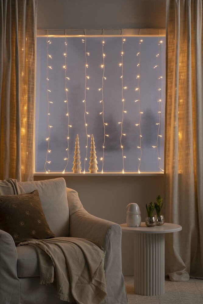 Eindrucksvoller LED Lichtervorhang von Konstsmide mit warm weißen Dioden für innen