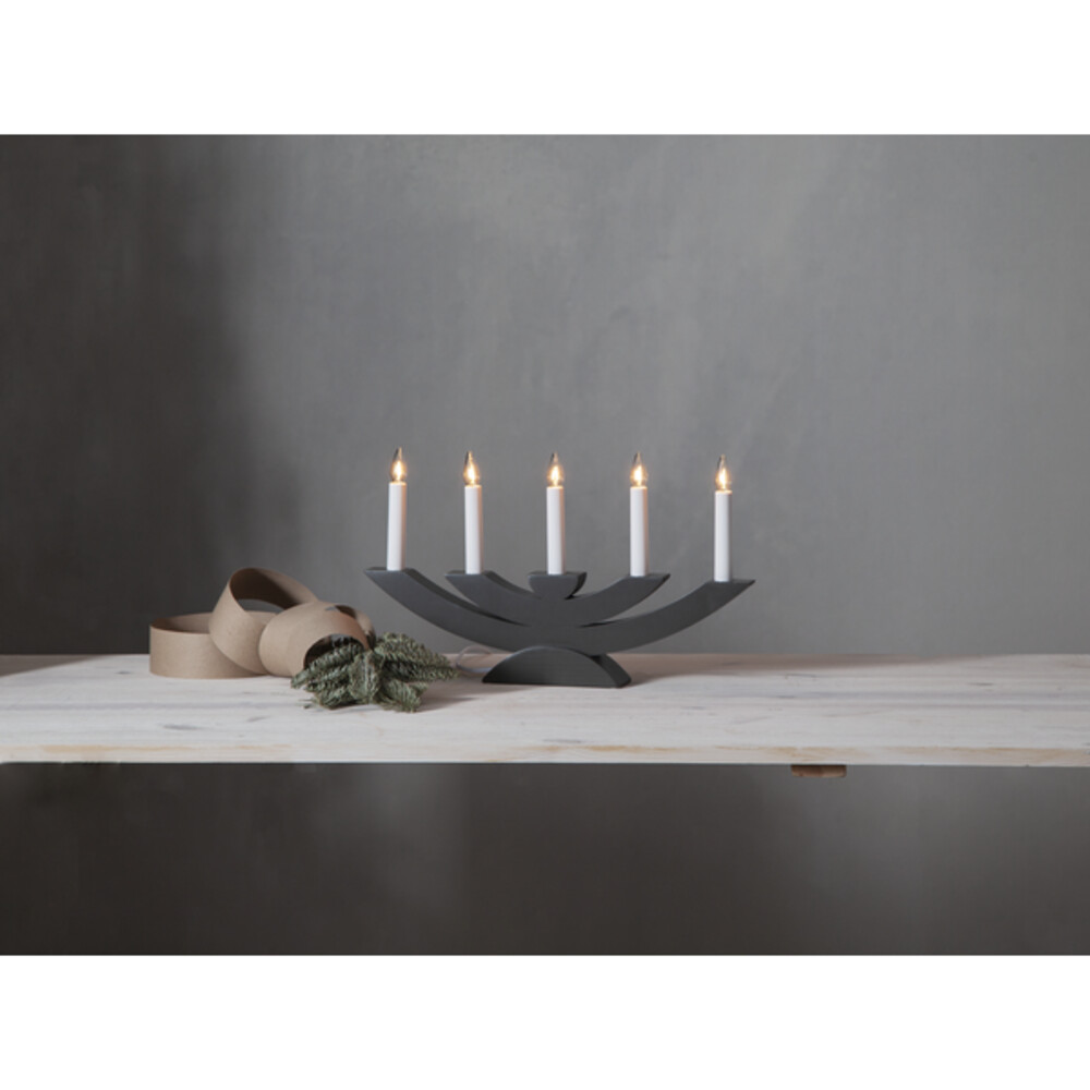 Eine elegante, 7-flammige Leuchter aus Holz in der Farbe grau von Star Trading