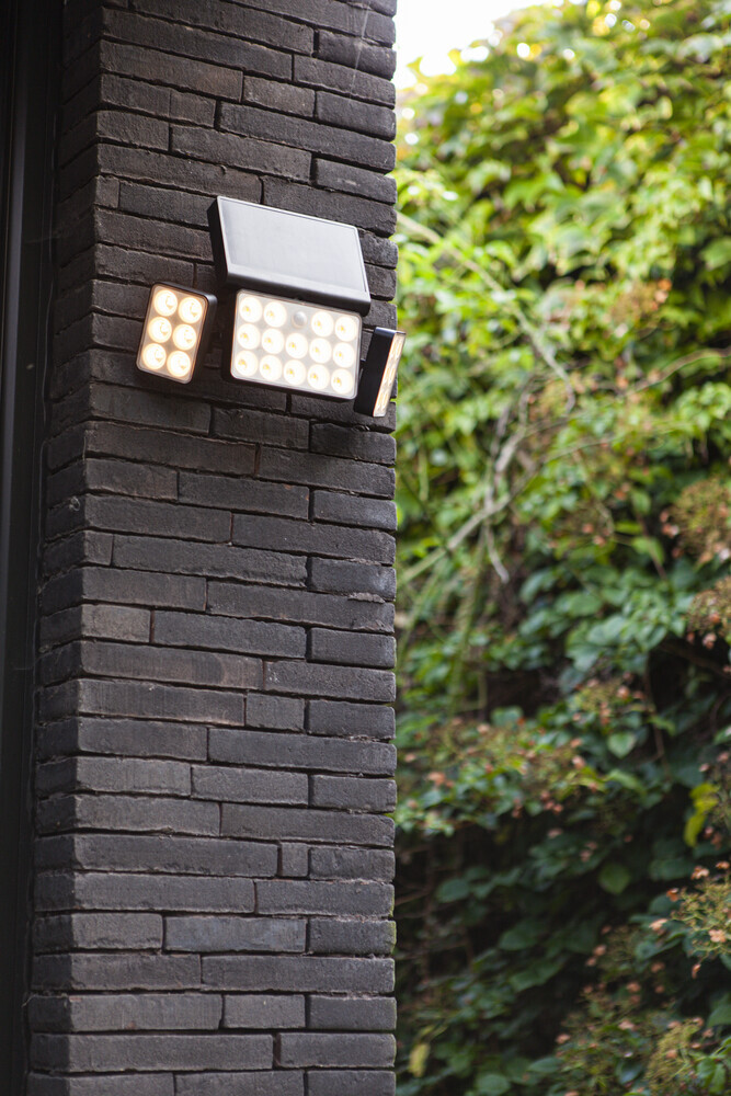 Moderne ECO-LIGHT Außenwandleuchte zur Solarbeleuchtung an der Wand